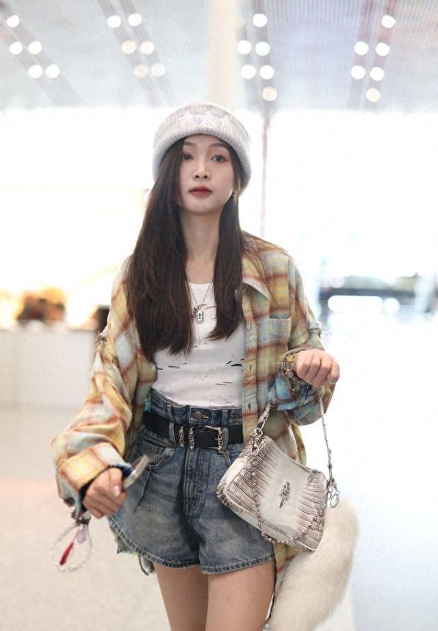 吴宣仪机场私服
