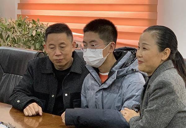孙海洋及老婆带被拐14年儿子接受媒体采访