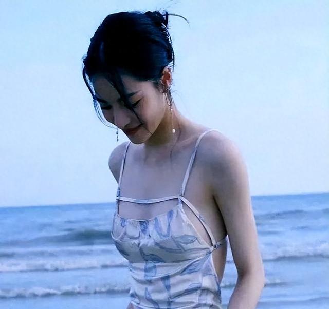 钟楚曦吊带装照片